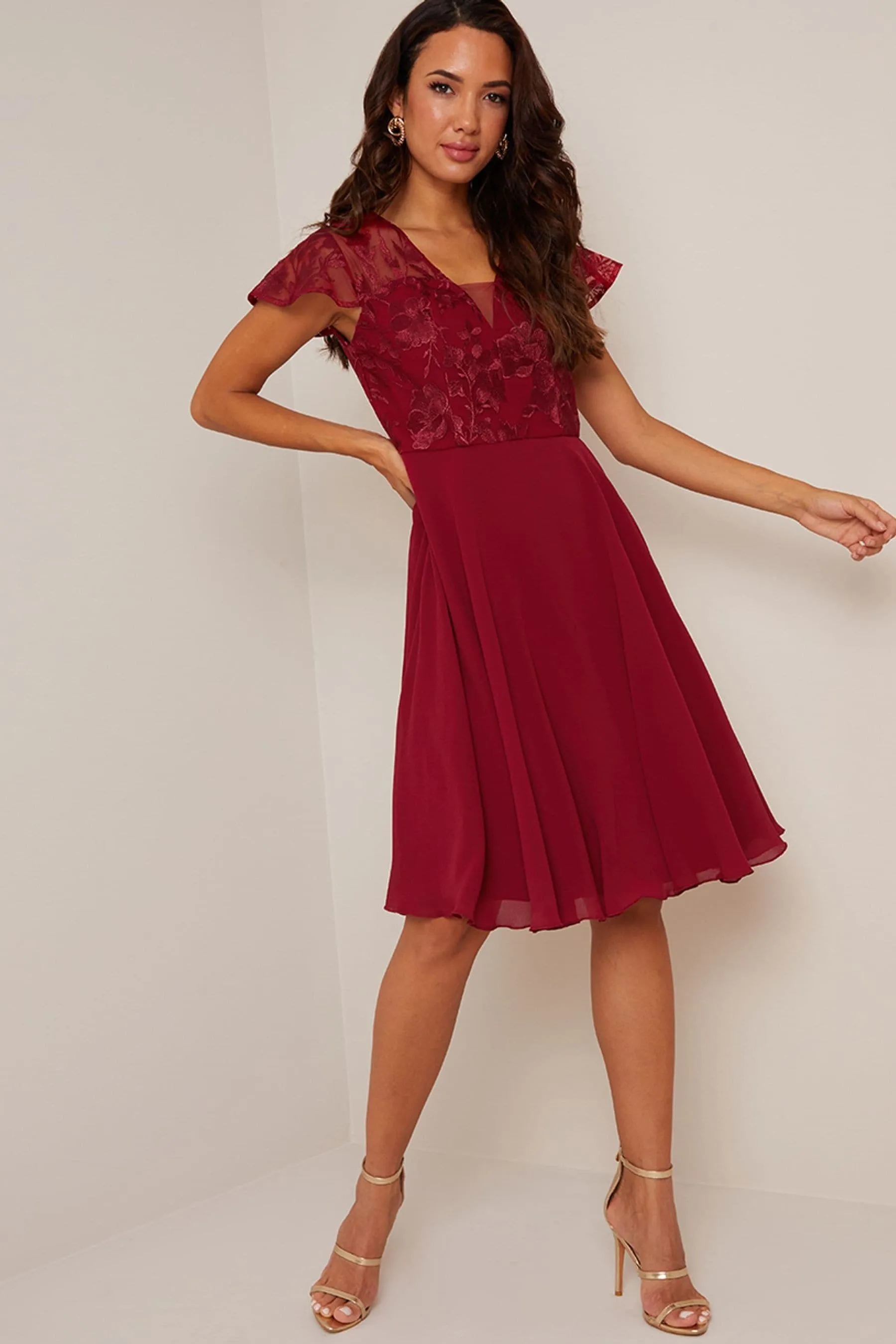 Chi Chi London ricamato con scollo a V - Abito longuette