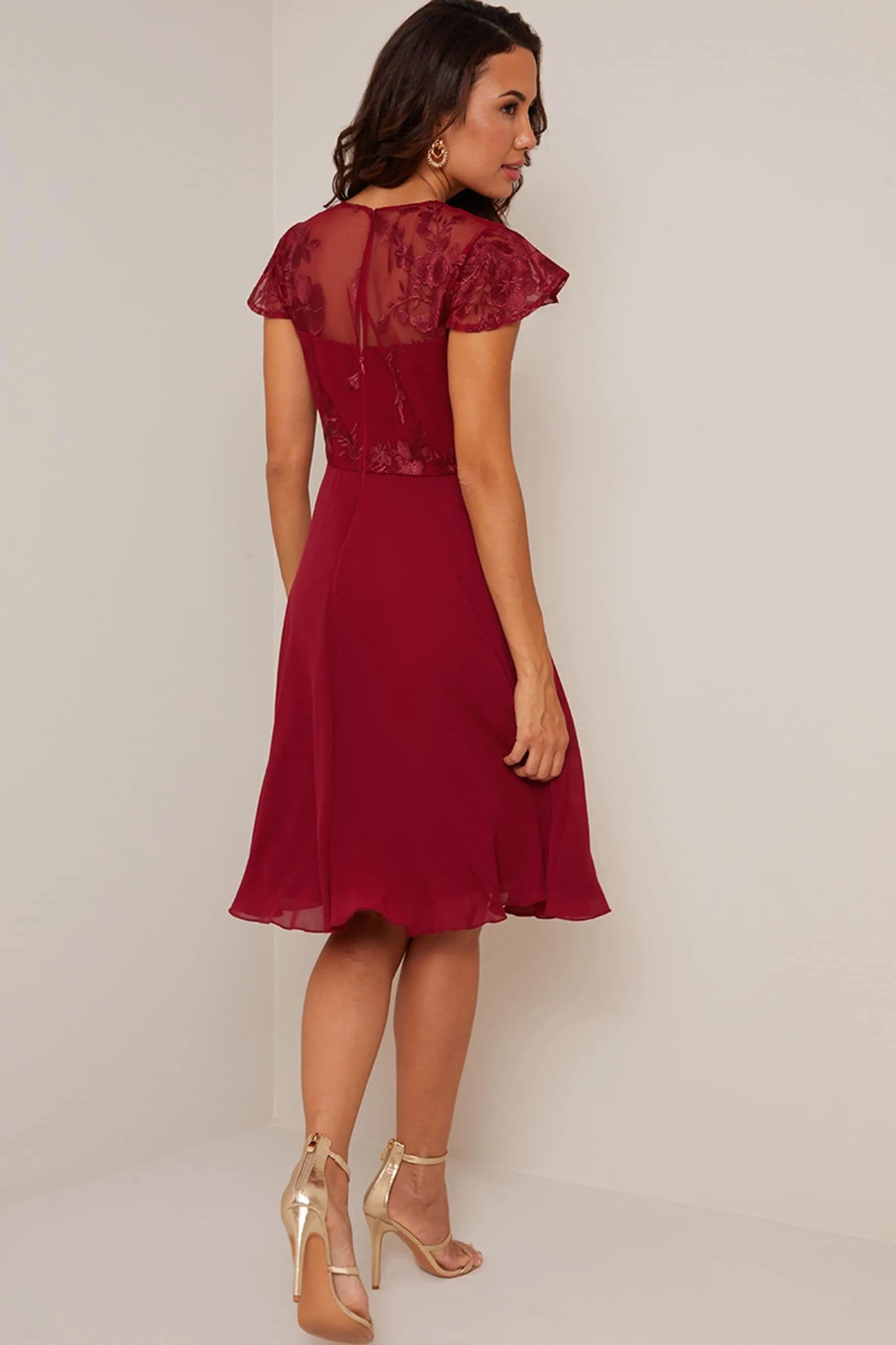 Chi Chi London ricamato con scollo a V - Abito longuette