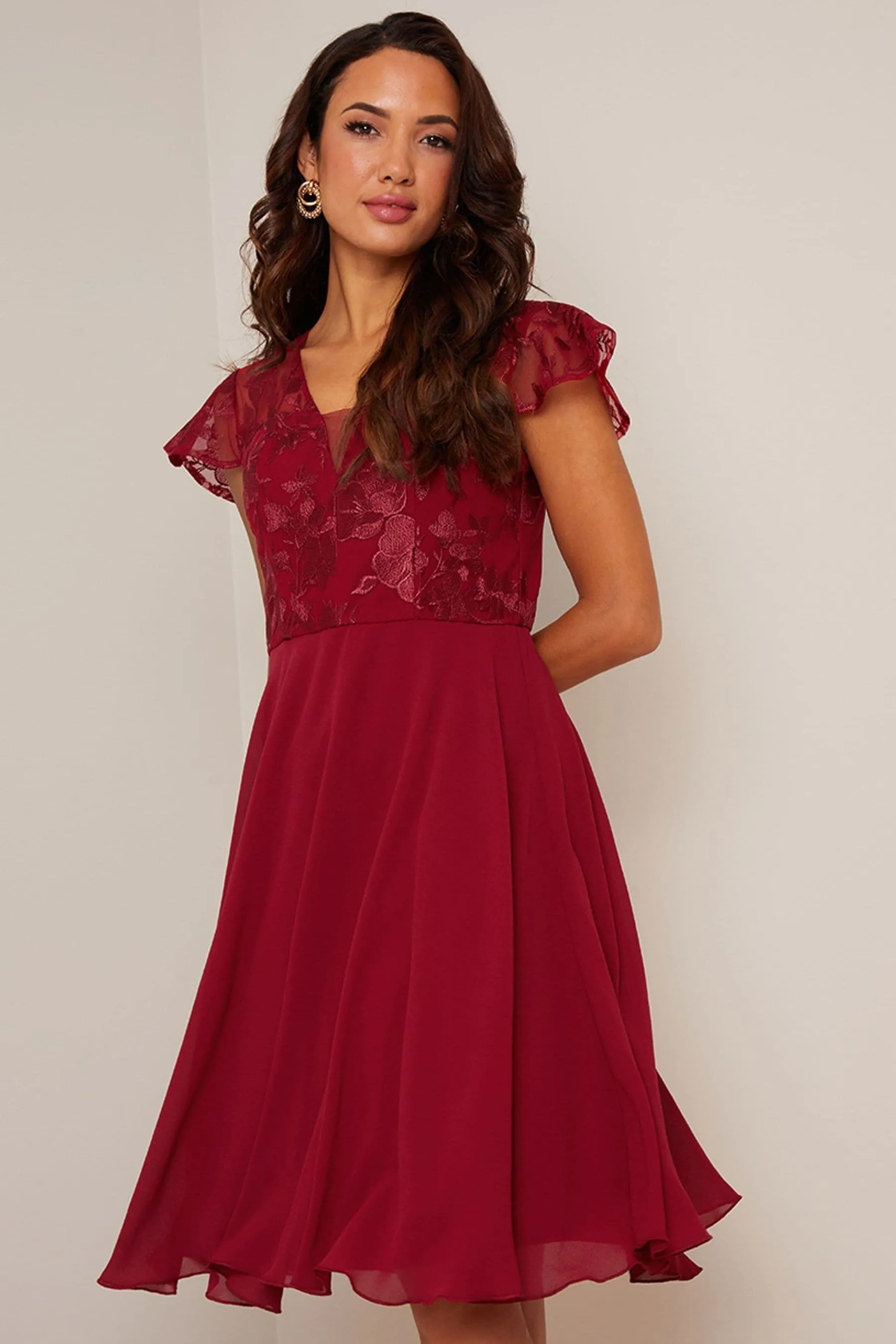 Chi Chi London ricamato con scollo a V - Abito longuette
