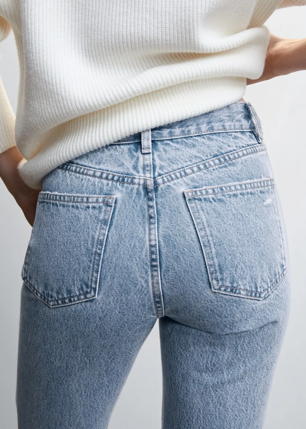 Jeans diritti strappi decorativi