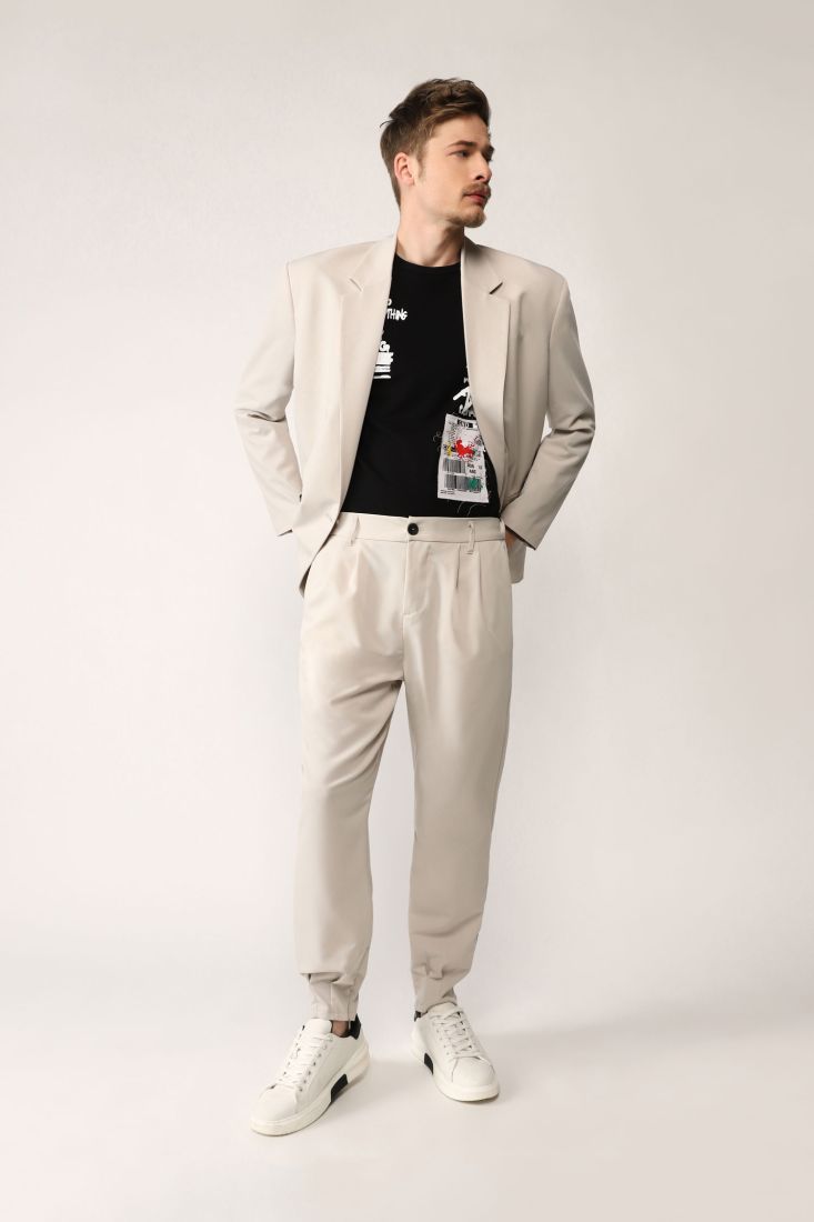 Pantaloni baggy monocolour con pinces e tasche verticali